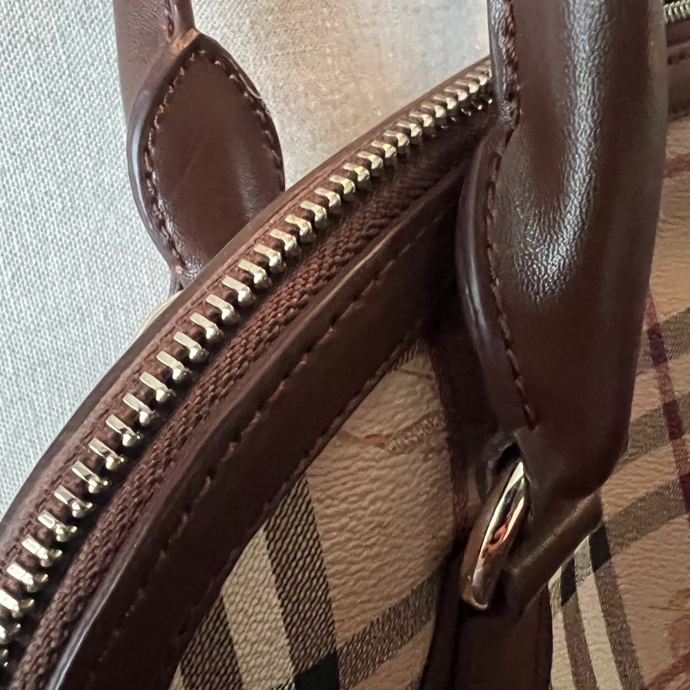BEUTIFUL BURBERRY BAG - Picture 9 of 15